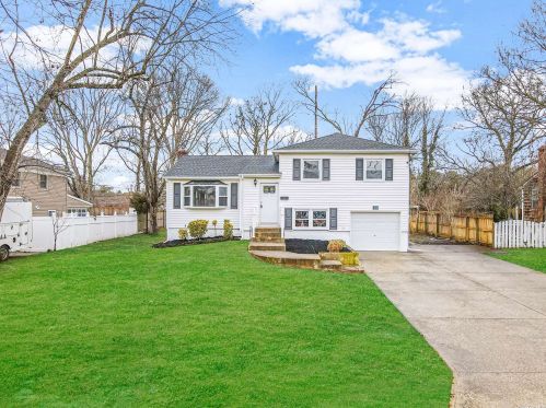 135 Weaver Rd, West Sayville, NY 11796-1020