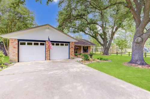 1117 Brookhollow Dr, Deer Park, TX 77536-4871