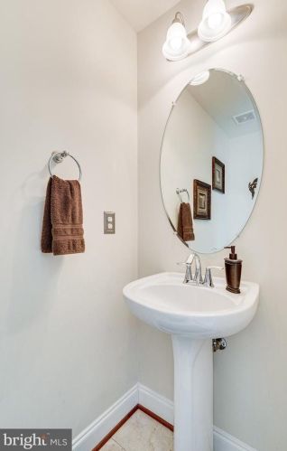 6857 Hartzell Hill Ln, Haymarket VA  20169-4944 exterior