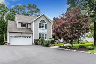 6 Morgan Ct, Smithtown, NY 11787-4962