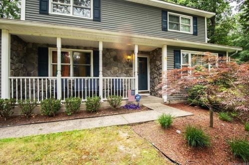 4 Bayberry Dr, Airmont, NY 10901-4301