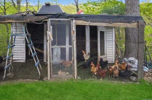 215 Croton Dam Rd, Crotonville NY  10562-2106 exterior