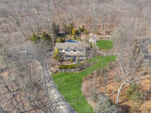 19 Marisa Ct, West Milford NJ  07480-3000 exterior