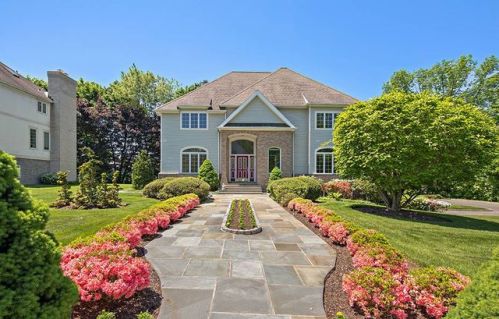 2 Fairway Dr, Pleasantville, NY 10570-2356