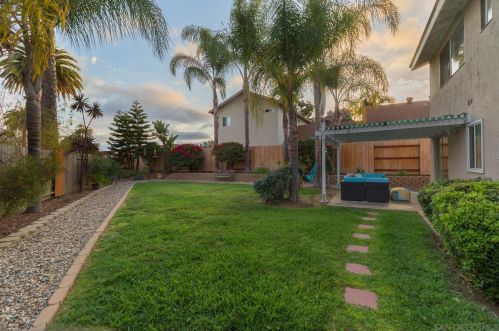172 Santa Maria Ct, Vista CA  92083-5823 exterior