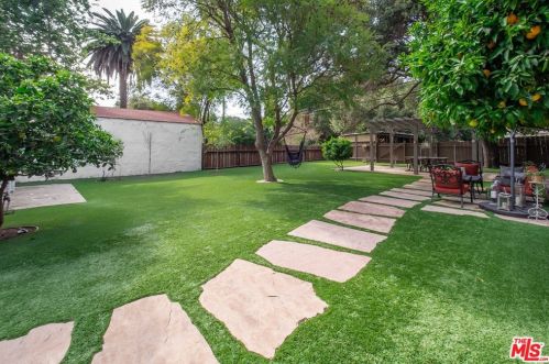 2621 Glenoaks Blvd, Glendale CA  91206-3108 exterior