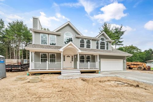 12 Strawberry Ln, Brookhaven, NY 11719-9514
