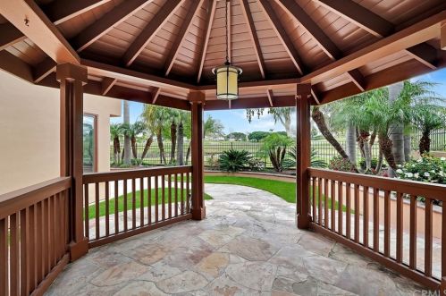 6471 Morningside Dr, Huntington Beach CA  92648-6106 exterior