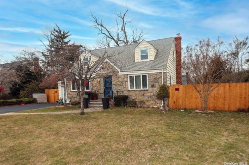 65 Wickey Ave, Westbury, NY 11590-2004