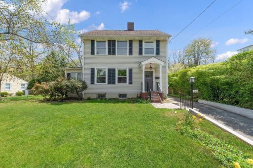 50 Willow Dr, Little Silver, NJ 07739-1538