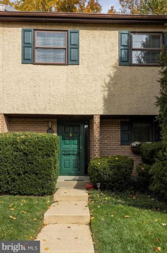 121 Eaton Dr, Wayne, PA 19087-3856