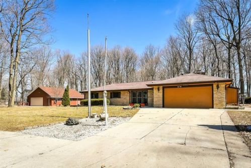 1116 Woodview Dr, Hubertus, WI 53033-9713