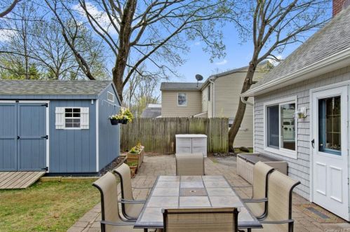 5 Eastward Pl, Elmsford NY  10523-2005 exterior