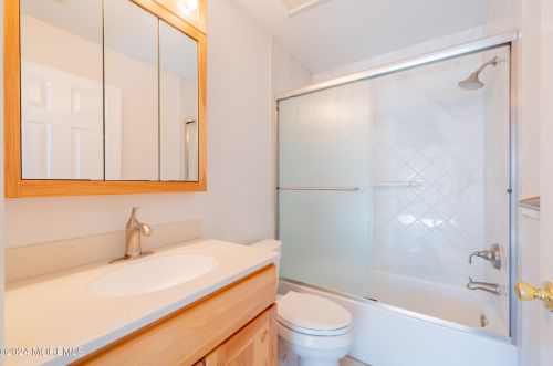 52 Perri Rd, East Freehold NJ  07728-4140 exterior