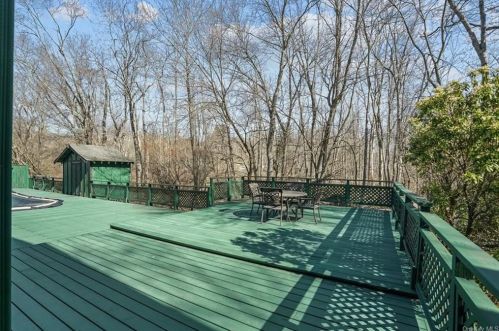 6 Mayer Dr, Airmont NY  10901-3807 exterior