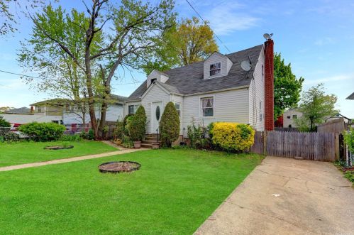 230 Urban Ave, Westbury NY  11590-3851 exterior