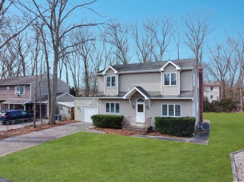 14 Cherokee Trl, Panamoka, NY 11961-1808