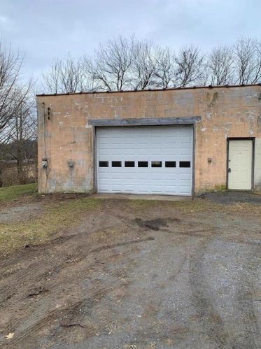 9344 Newtown Rd, Breinigsville, PA 18031-1805
