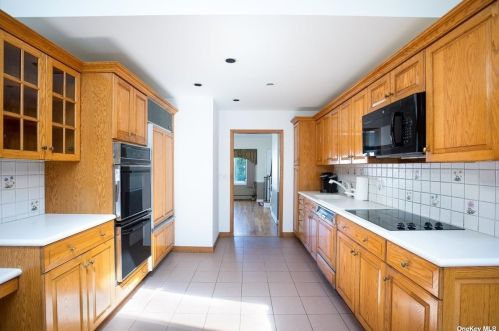 2148 Roy Pl, Seaford, NY 11783-2723