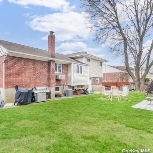 23 Oneida St, Deer Park NY  11729-3537 exterior