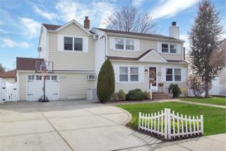 218 Wisconsin Ave, East Massapequa, NY 11758-1738
