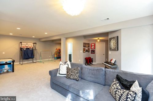 19277 Crk Fld Cir, Leesburg VA  20176-1621 exterior