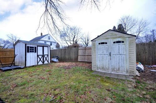 16 Oval Ln, Manchester CT  06040-4712 exterior