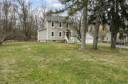 9 Green Ln, Slate Hill, NY 10973-3809