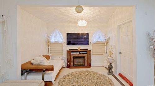 91-05 211th St, Jamaica, NY 11428-1012