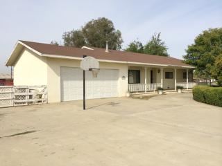 10552 7th Ave, Hanford, CA 93230-8826