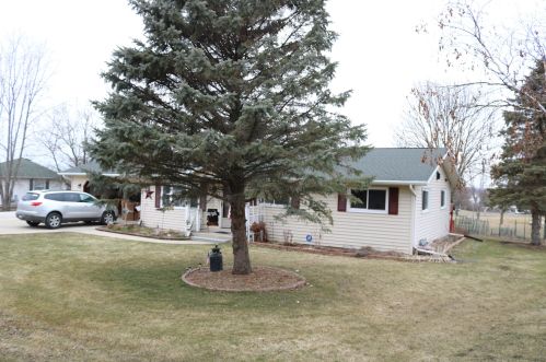 2416 Heather St, Oconomowoc, WI 53066