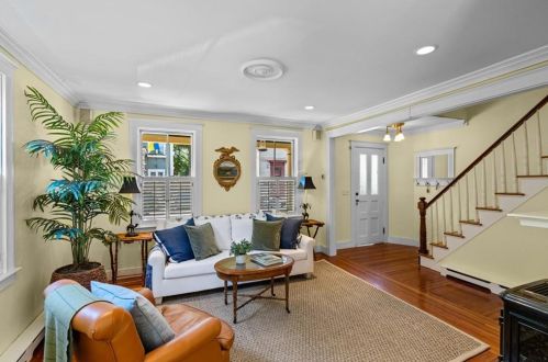 12 Cherry St, Middletown, RI 02840-1902