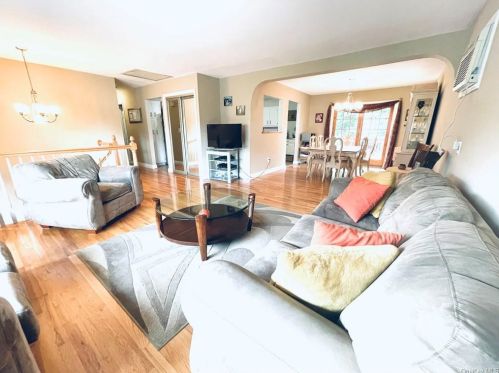 1 Parkside Dr, Airmont NY  10901-7601 exterior