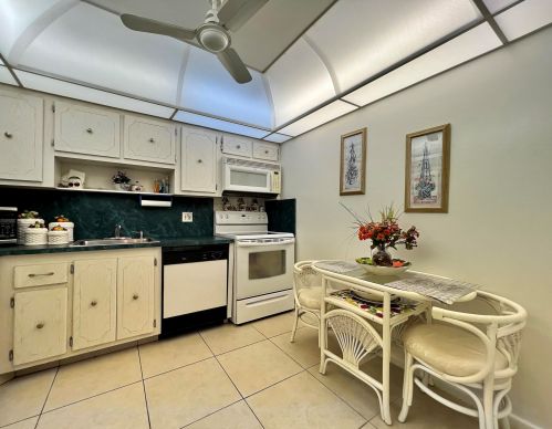 213 Wellington L, West Palm Beach, FL 33417-2522