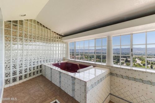 3192 Sycamore Dr, Simi Valley CA 93065-2703 exterior