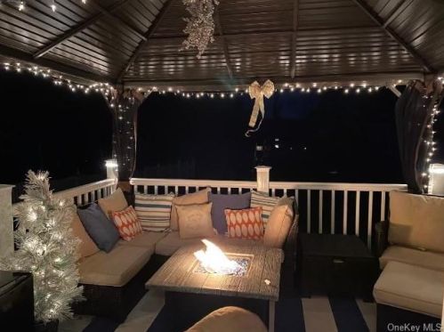 80 Friendly Rd, Mahopac NY  10541-1922 exterior