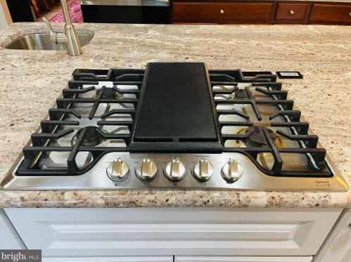 7226 Lyndam Hill Cir, Lorton VA  22079-4509 exterior