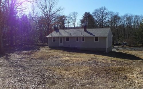 8 Oak Dr, East Hampton CT  06447-1133 exterior