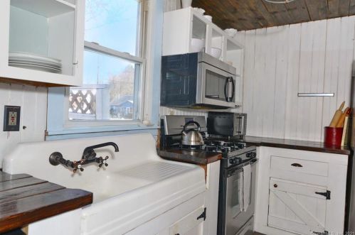 7 Dewey St, Putnam CT  06260-1352 exterior