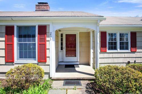 235 Thornridge Dr, Stamford, CT 06903-5122