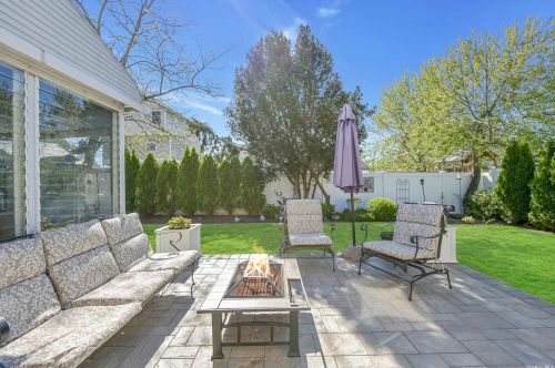 2308 Oakdale Ave, Seaford NY  11783-3141 exterior