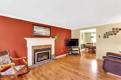 100 Douglas Dr, Pittsburgh, PA 15215-1104