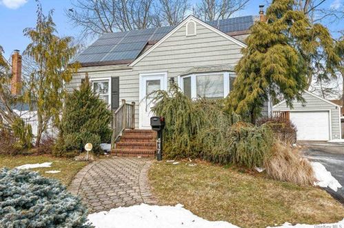 417 Pleasantview Ct, Copiague, NY 11726-4017