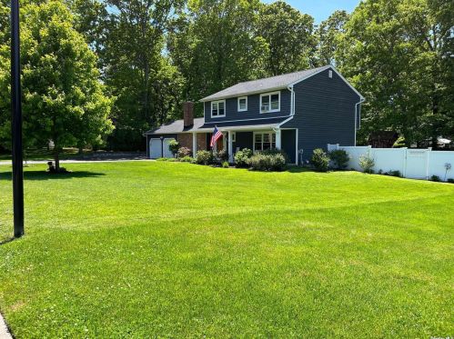 20 Jomar Rd, Shoreham, NY 11786-1936