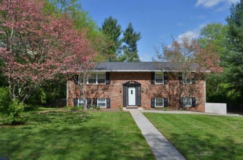 1216 April Dr, Knoxville, TN 37919-8106