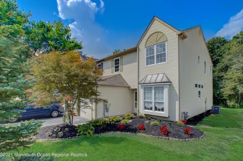 18 Longbrook Ln, East Freehold, NJ 07728-3762