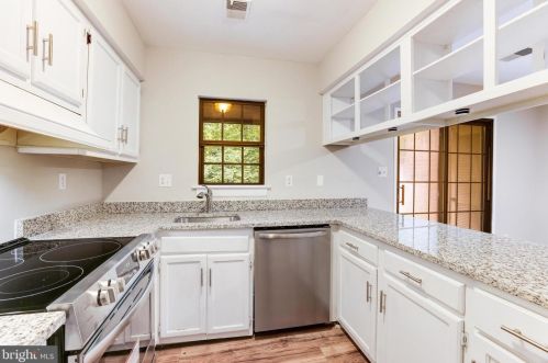 2053 Headlands Cir, Herndon VA  20191-3642 exterior