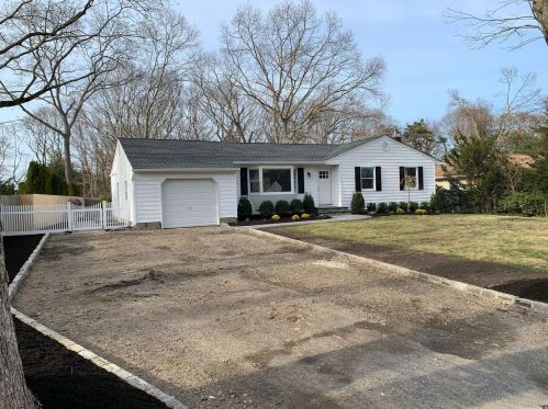 1 Tamarack St, Islip Manor, NY 11751-1823