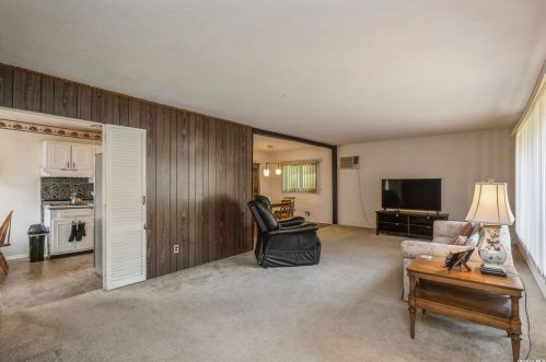 3 Mansfield Ln, Elwood NY  11731-4132 exterior