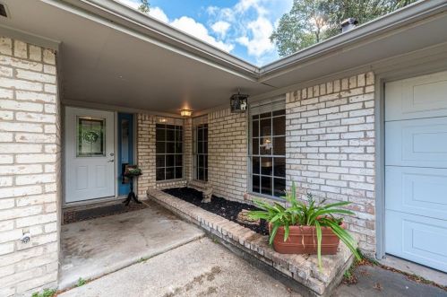 910 Brook Forest Ct, Conroe, TX 77385-7700